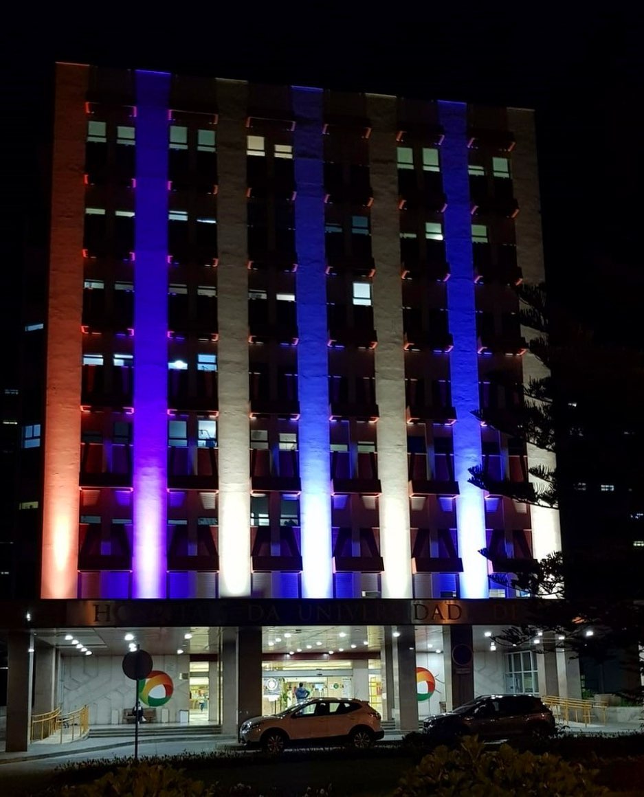 edificio do chuc centro hospitalar da universidade de coimbra iluminado a assinalar o dia internacional do enfermeiro